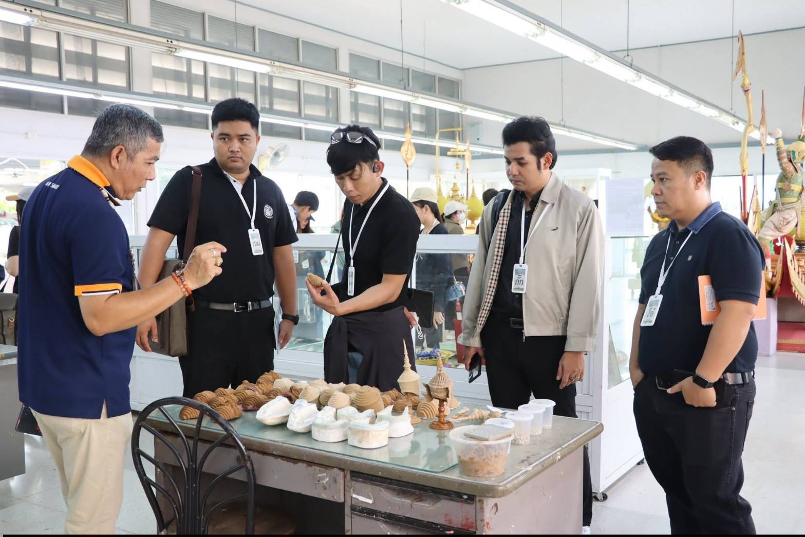 title - นางสาวสิริมา แจ้งกระจ่าง ผู้อำนวยการศูนย์ส่งเสริมและพัฒนาอาชีพเสริมนอกภาคการเกษตร ให้การต้อนรับบุคลากรในโครงการฝึกอบรมเชิงปฏิบัติการ หลักสูตรนักบริหารการชลประทานระดับต้น รุ่นที่ 30 ณ ศูนย์ส่งเสริมและพัฒนาอาชีพเสริมนอกภาคการเกษตร (ศูนย์ศิลปาชีพ บางไทรฯ (เดิม))